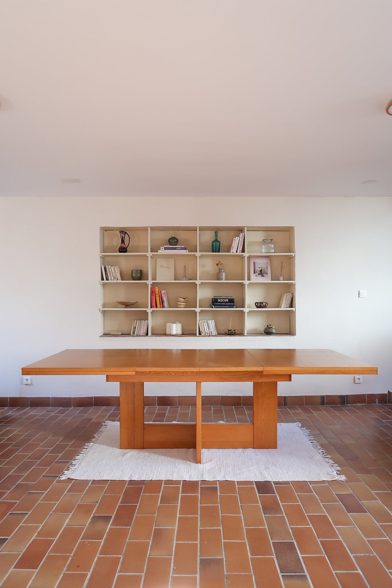 Table à manger extensible vintage en bois d'orme massif, Meubles Seltz, années 90, piétement à deux panneaux pleins en T reliés par une traverse basse, deux rallonges d'about passant de 160 à 250 cm, démontable