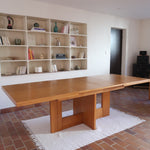 Table à manger extensible vintage en bois d'orme massif, Meubles Seltz, années 90, piétement à deux panneaux pleins en T reliés par une traverse basse, deux rallonges d'about passant de 160 à 250 cm, démontable