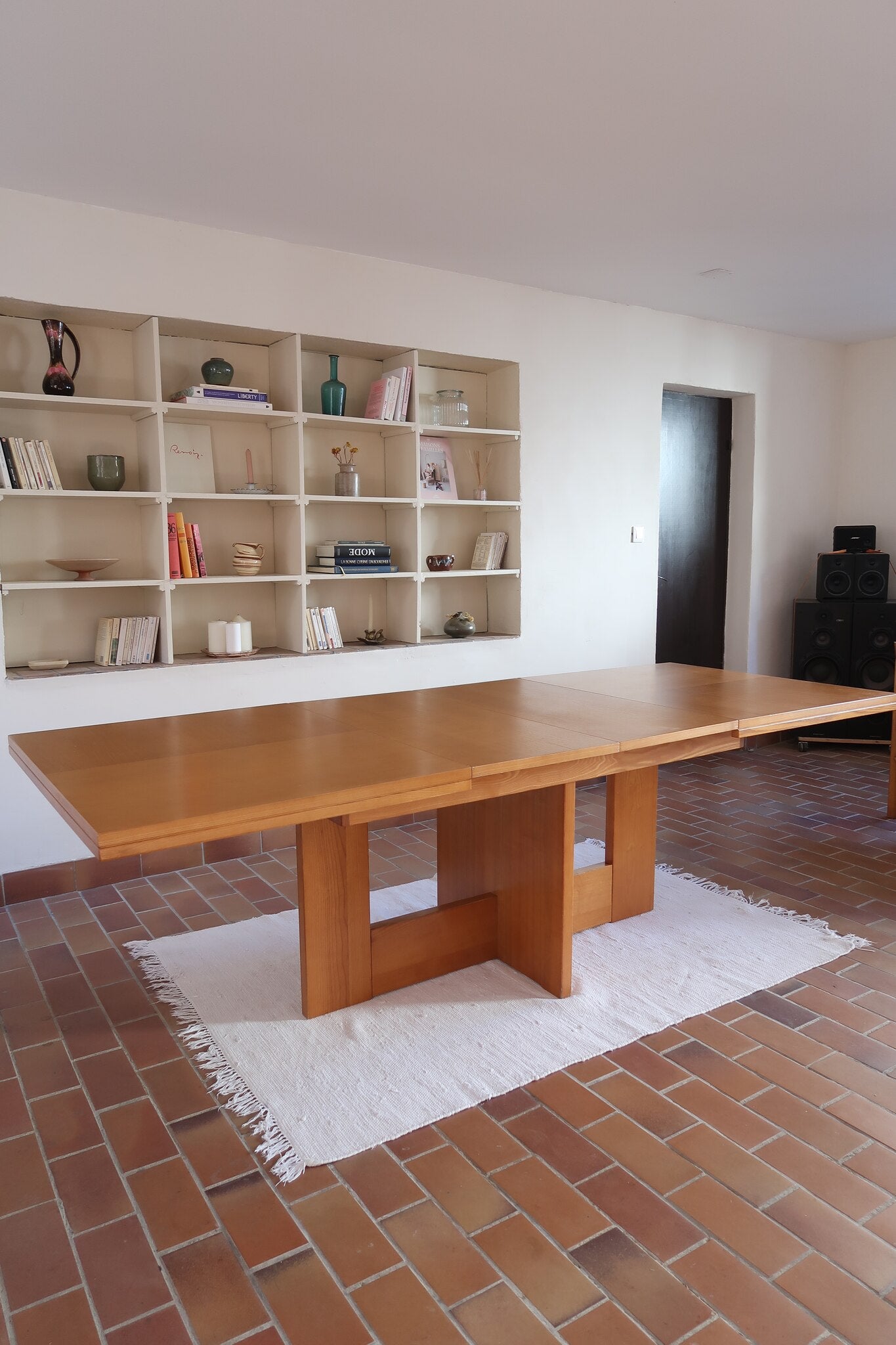 Table à manger extensible vintage en bois d'orme massif, Meubles Seltz, années 90, piétement à deux panneaux pleins en T reliés par une traverse basse, deux rallonges d'about passant de 160 à 250 cm, démontable