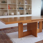 Table à manger extensible vintage en bois d'orme massif, Meubles Seltz, années 90, piétement à deux panneaux pleins en T reliés par une traverse basse, deux rallonges d'about passant de 160 à 250 cm, démontable