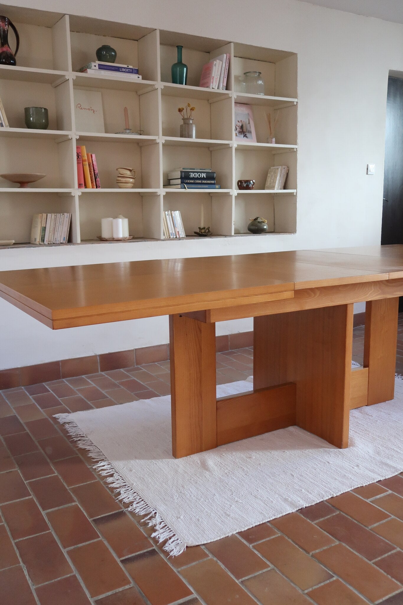 Table à manger extensible vintage en bois d'orme massif, Meubles Seltz, années 90, piétement à deux panneaux pleins en T reliés par une traverse basse, deux rallonges d'about passant de 160 à 250 cm, démontable