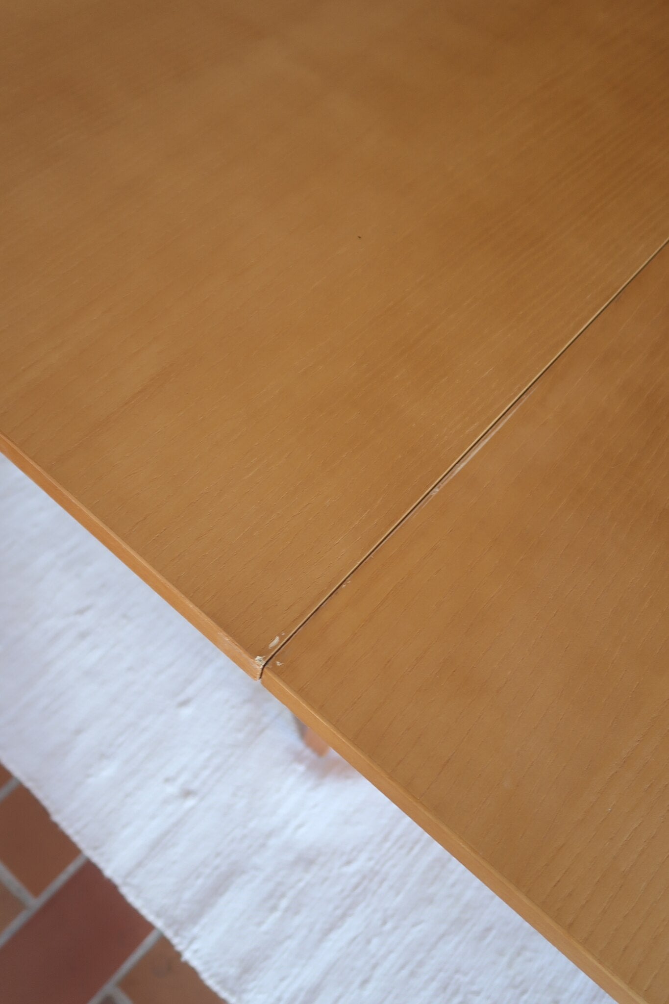 Table à manger extensible vintage en bois d'orme massif, Meubles Seltz, années 90, piétement à deux panneaux pleins en T reliés par une traverse basse, deux rallonges d'about passant de 160 à 250 cm, démontable