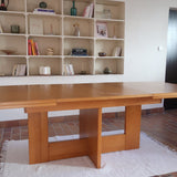 Table à manger extensible vintage en bois d'orme massif, Meubles Seltz, années 90, piétement à deux panneaux pleins en T reliés par une traverse basse, deux rallonges d'about passant de 160 à 250 cm, démontable