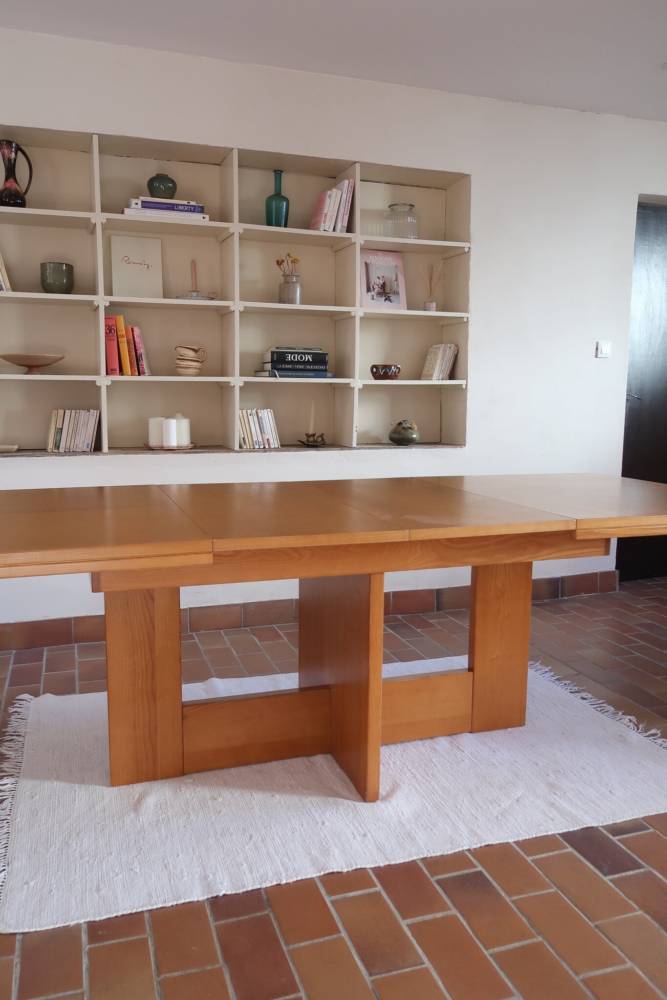 Table à manger extensible vintage en bois d'orme massif, Meubles Seltz, années 90, piétement à deux panneaux pleins en T reliés par une traverse basse, deux rallonges d'about passant de 160 à 250 cm, démontable