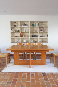 Table à manger extensible vintage en bois d'orme massif, Meubles Seltz, années 90, piétement à deux panneaux pleins en T reliés par une traverse basse, deux rallonges d'about passant de 160 à 250 cm, démontable