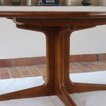 Table à manger ovale extensible en teck, design danois mid century années 60, piètement central et rallonges intégrées