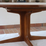 Table à manger ovale extensible en teck, design danois mid century années 60, piètement central et rallonges intégrées