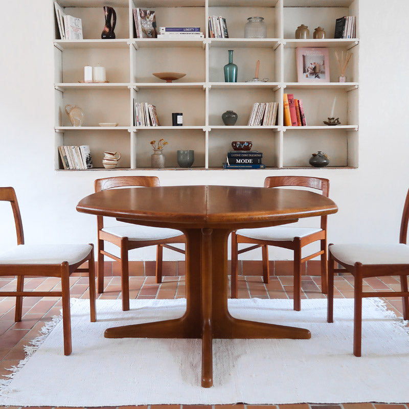 Table à manger ovale extensible en teck, design danois mid century années 60, piètement central et rallonges intégrées