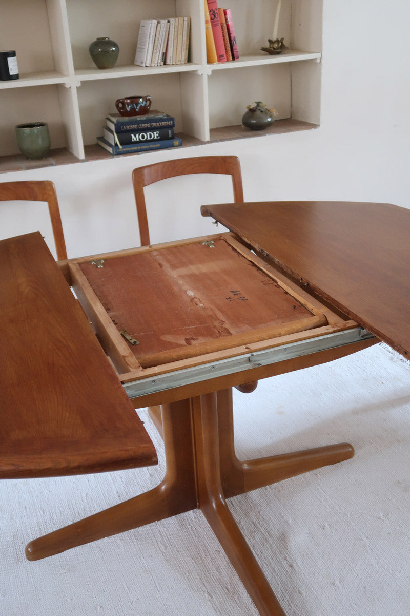 Table à manger ovale extensible en teck, design danois mid century années 60, piètement central et rallonges intégrées
