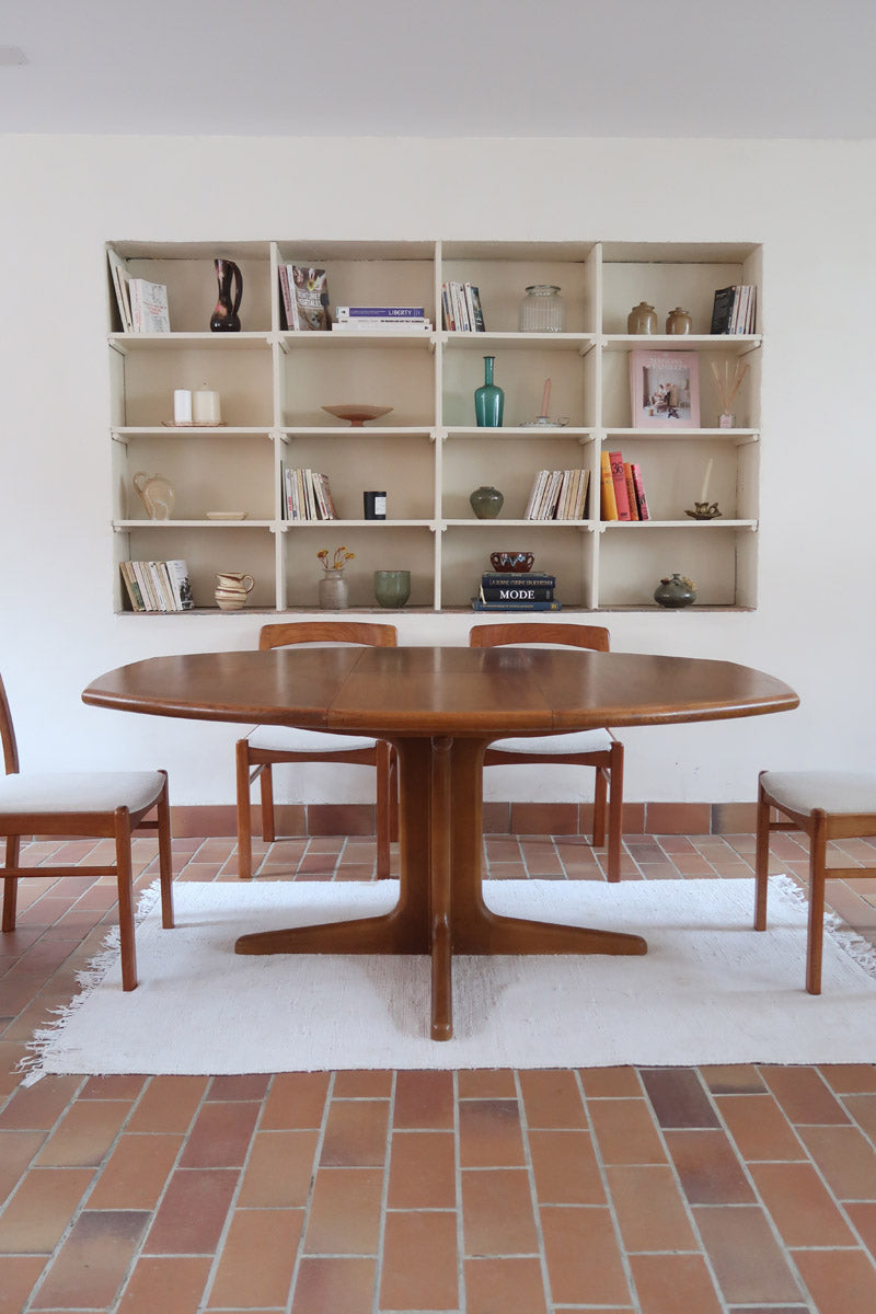 Table à manger ovale extensible en teck, design danois mid century années 60, piètement central et rallonges intégrées
