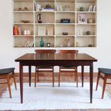 Table à manger scandinave extensible en palissandre, design danois mid-century des années 60, plateau en excellent état.