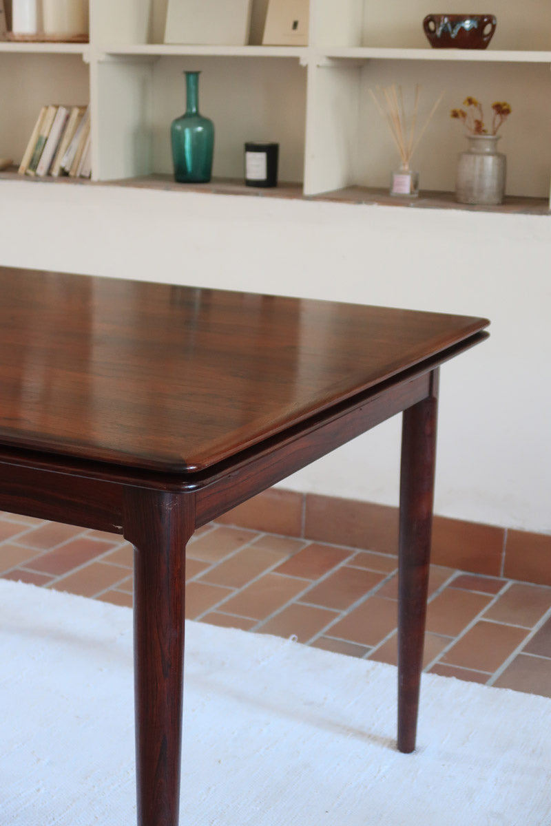 Table à manger scandinave extensible en palissandre, design danois mid-century des années 60, plateau en excellent état.