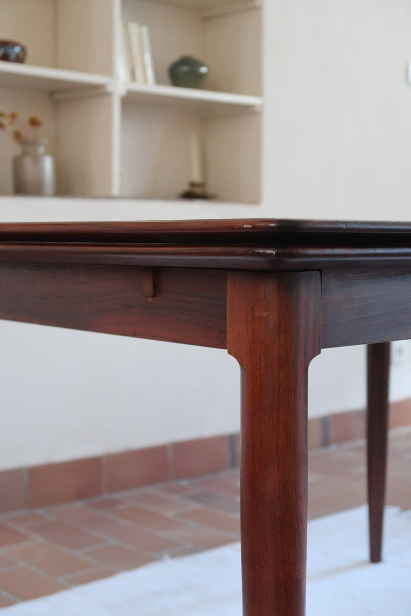 Table à manger scandinave extensible en palissandre, design danois mid-century des années 60, plateau en excellent état.