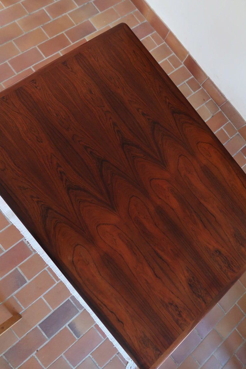 Table à manger scandinave extensible en palissandre, design danois mid-century des années 60, plateau en excellent état.