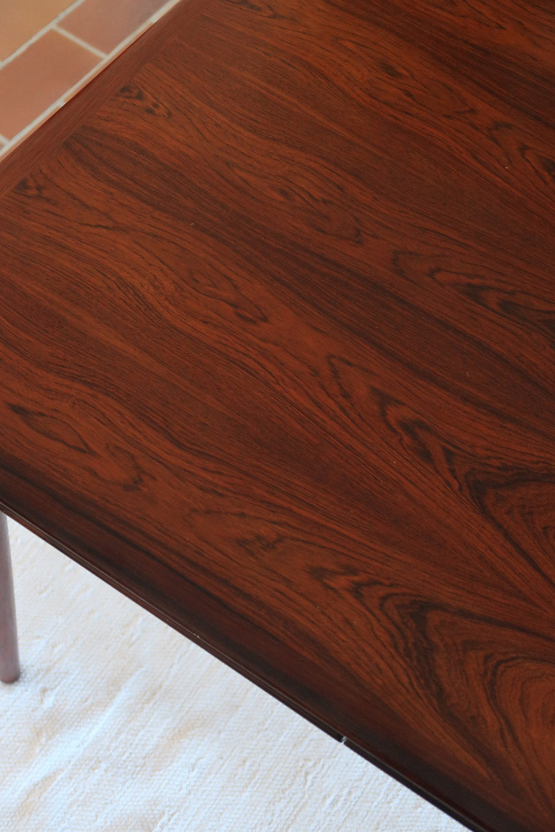 Table à manger scandinave extensible en palissandre, design danois mid-century des années 60, plateau en excellent état.