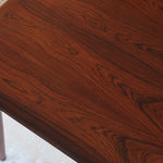 Table à manger scandinave extensible en palissandre, design danois mid-century des années 60, plateau en excellent état.