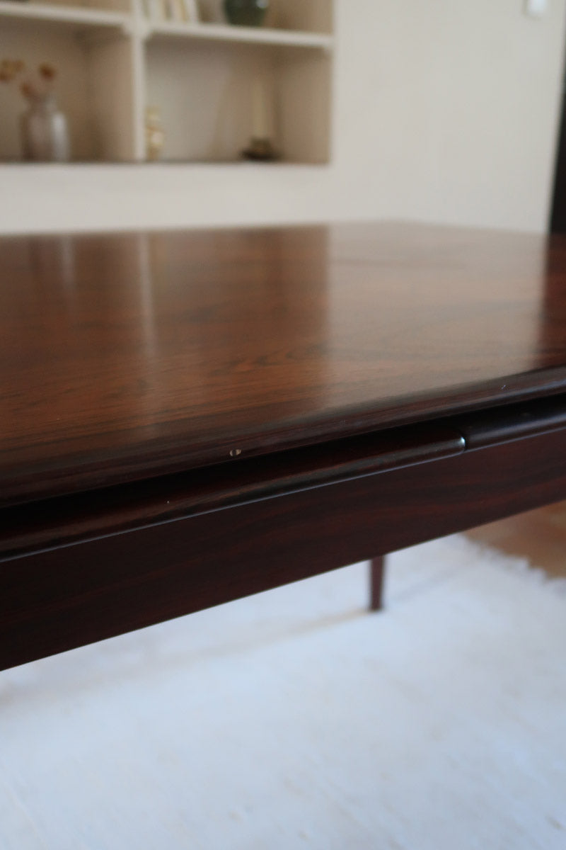 Table à manger scandinave extensible en palissandre, design danois mid-century des années 60, plateau en excellent état.
