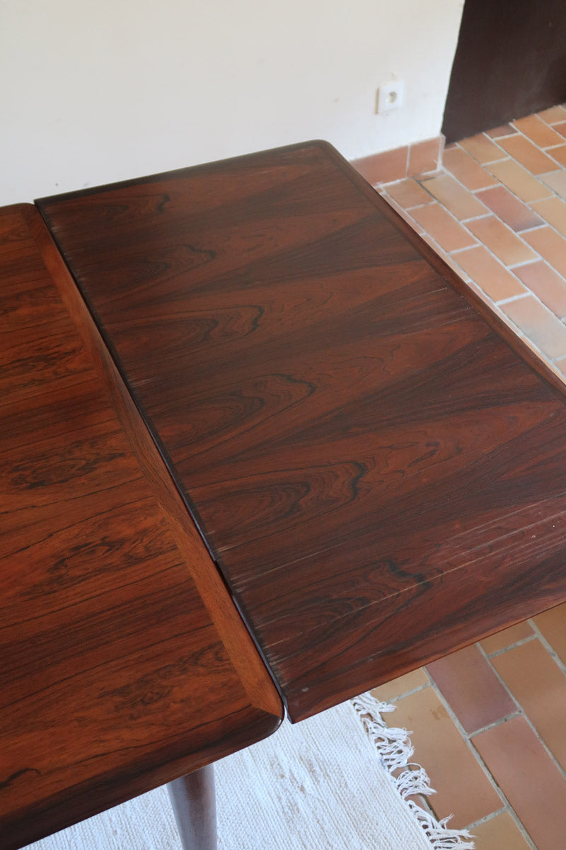 Table à manger scandinave extensible en palissandre, design danois mid-century des années 60, plateau en excellent état.
