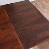 Table à manger scandinave extensible en palissandre, design danois mid-century des années 60, plateau en excellent état.