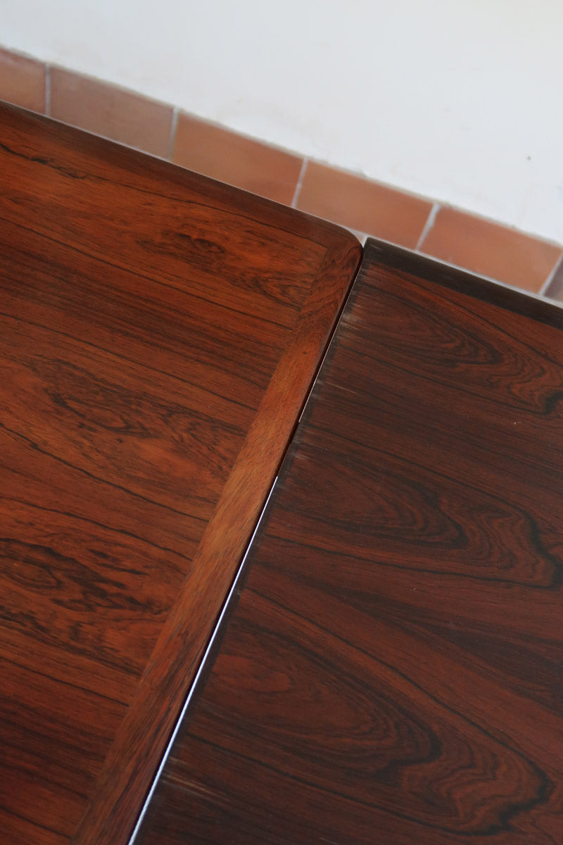 Table à manger scandinave extensible en palissandre, design danois mid-century des années 60, plateau en excellent état.