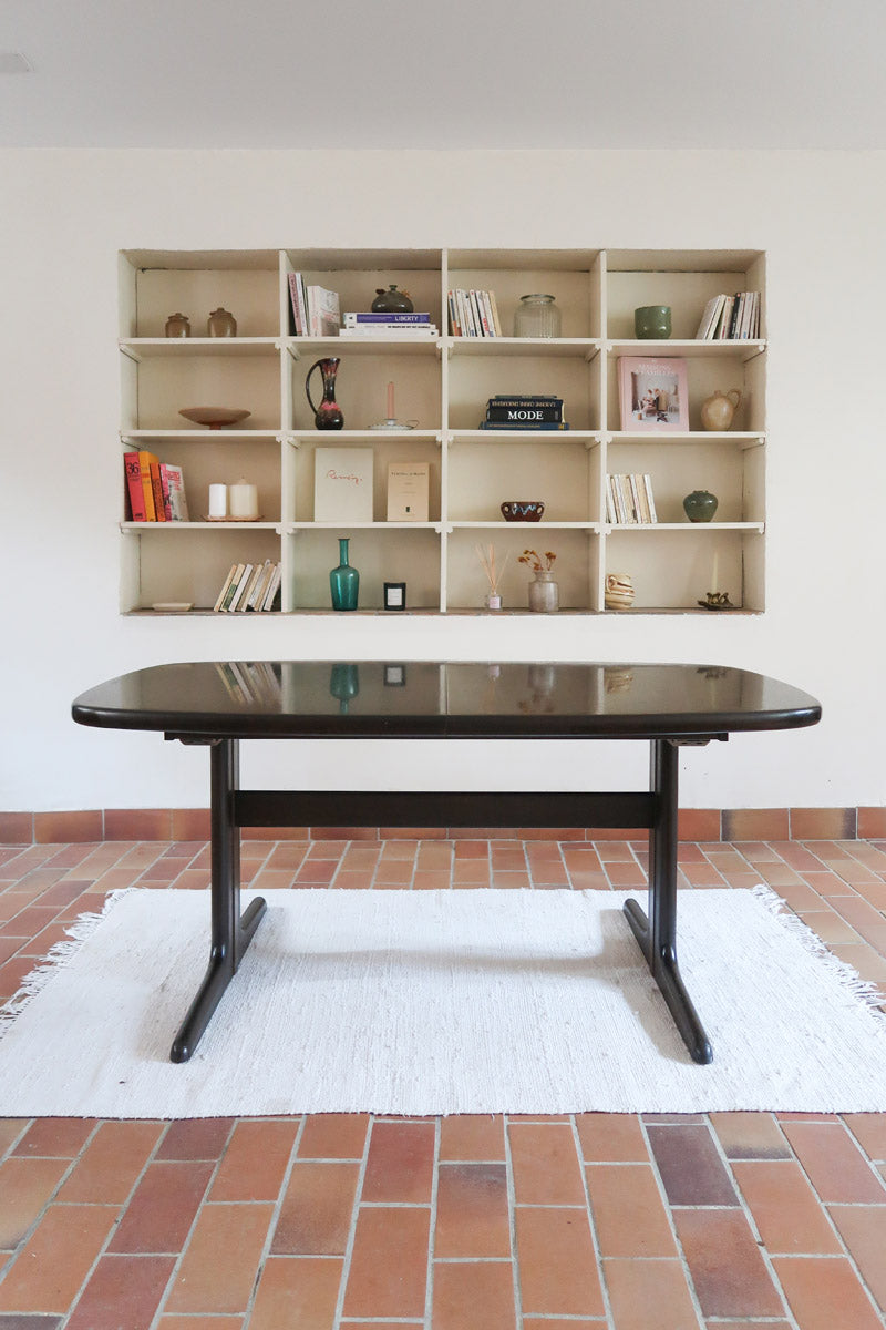 Table à manger Skovby en teck foncé avec plateau noir, piétement traîneau et deux rallonges, design danois des années 70.