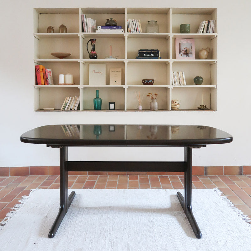 Table à manger Skovby en teck foncé avec plateau noir, piétement traîneau et deux rallonges, design danois des années 70.