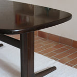 Table à manger Skovby en teck foncé avec plateau noir, piétement traîneau et deux rallonges, design danois des années 70.