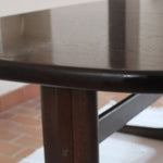 Table à manger Skovby en teck foncé avec plateau noir, piétement traîneau et deux rallonges, design danois des années 70.