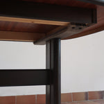 Table à manger Skovby en teck foncé avec plateau noir, piétement traîneau et deux rallonges, design danois des années 70.