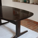 Table à manger Skovby en teck foncé avec plateau noir, piétement traîneau et deux rallonges, design danois des années 70.