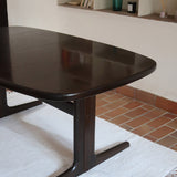 Table à manger Skovby en teck foncé avec plateau noir, piétement traîneau et deux rallonges, design danois des années 70.