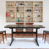 Table à manger Skovby en teck foncé avec plateau noir, piétement traîneau et deux rallonges, design danois des années 70.