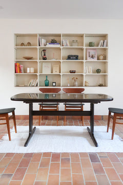 Table à manger Skovby en teck foncé avec plateau noir, piétement traîneau et deux rallonges, design danois des années 70.