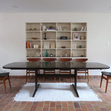 Table à manger Skovby en teck foncé avec plateau noir, piétement traîneau et deux rallonges, design danois des années 70.