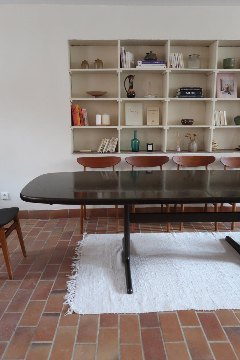 Table à manger Skovby en teck foncé avec plateau noir, piétement traîneau et deux rallonges, design danois des années 70.