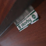 Table à manger Skovby en teck foncé avec plateau noir, piétement traîneau et deux rallonges, design danois des années 70.