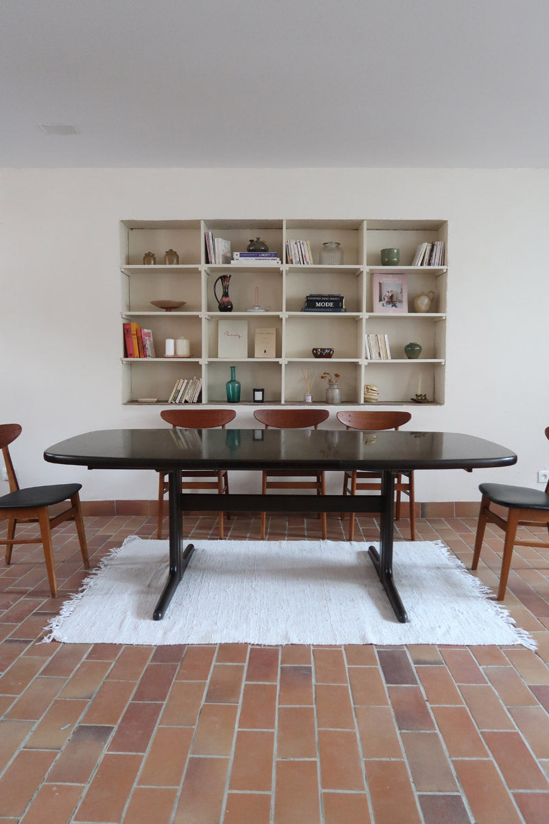 Table à manger Skovby en teck foncé avec plateau noir, piétement traîneau et deux rallonges, design danois des années 70.