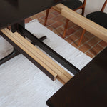 Table à manger Skovby en teck foncé avec plateau noir, piétement traîneau et deux rallonges, design danois des années 70.