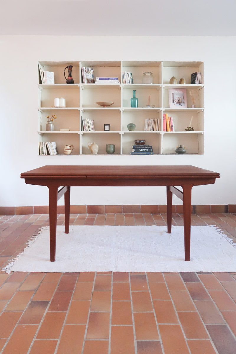 table à manger scandinave en teck massif extensible années 60 avec détails sculptés et rallonges intégrées
