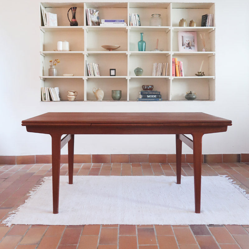 table à manger scandinave en teck massif extensible années 60 avec détails sculptés et rallonges intégrées