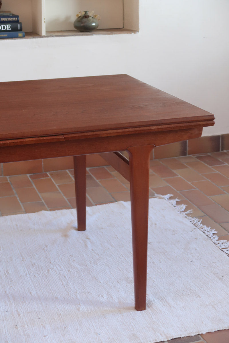 table à manger scandinave en teck massif extensible années 60 avec détails sculptés et rallonges intégrées
