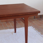 table à manger scandinave en teck massif extensible années 60 avec détails sculptés et rallonges intégrées
