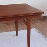 table à manger scandinave en teck massif extensible années 60 avec détails sculptés et rallonges intégrées