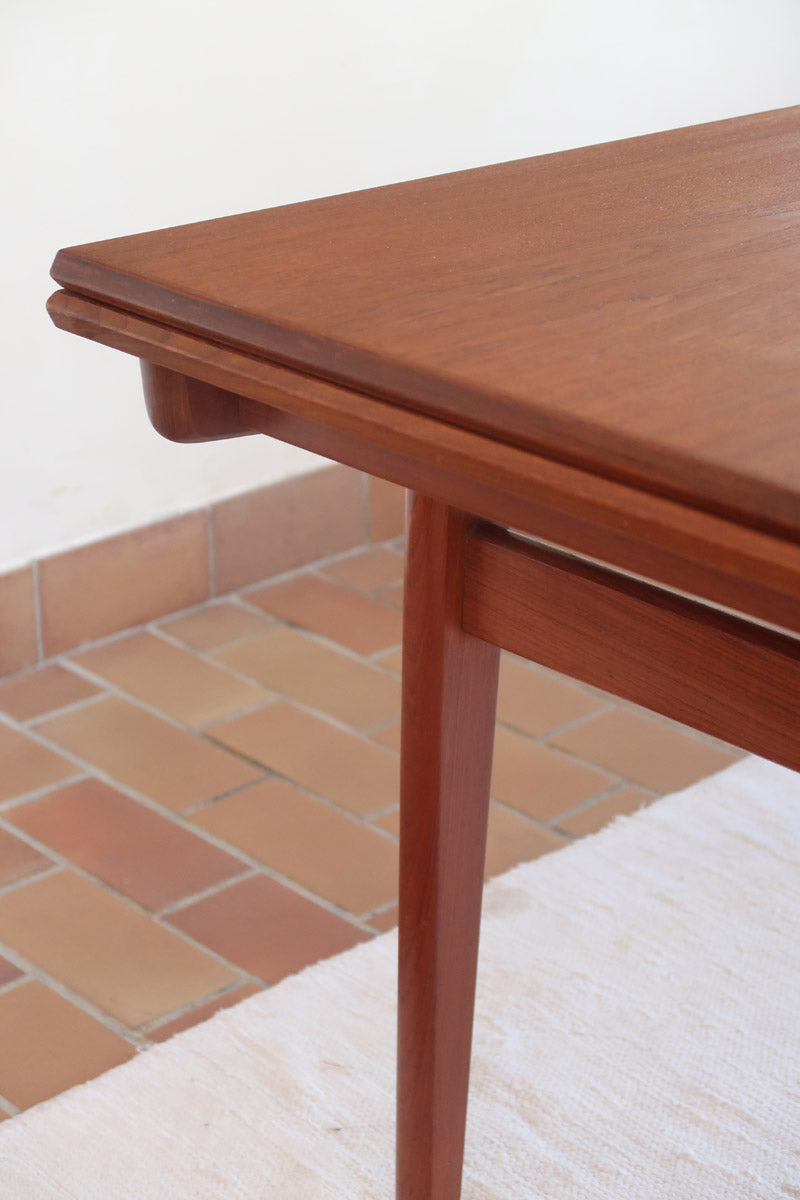 table à manger scandinave en teck massif extensible années 60 avec détails sculptés et rallonges intégrées