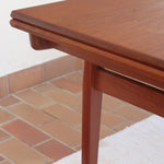 table à manger scandinave en teck massif extensible années 60 avec détails sculptés et rallonges intégrées