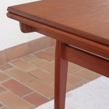 table à manger scandinave en teck massif extensible années 60 avec détails sculptés et rallonges intégrées