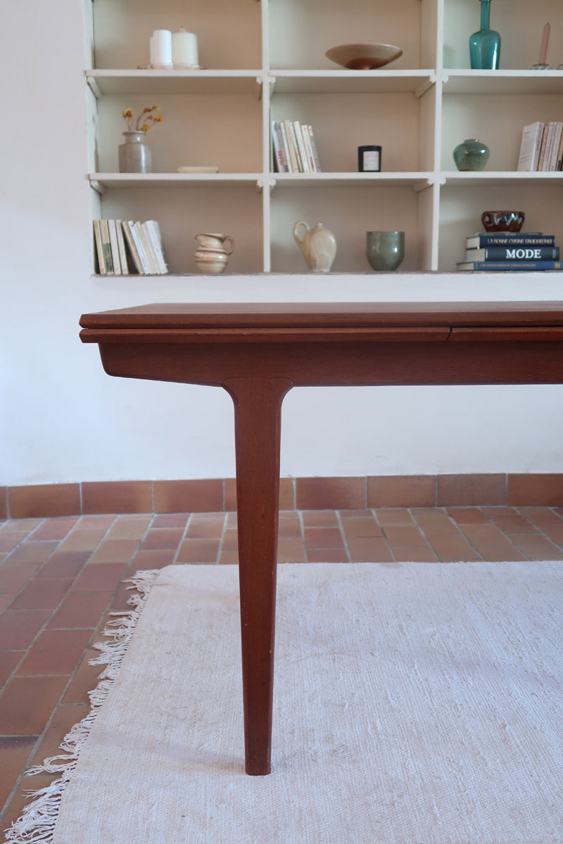table à manger scandinave en teck massif extensible années 60 avec détails sculptés et rallonges intégrées