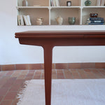 table à manger scandinave en teck massif extensible années 60 avec détails sculptés et rallonges intégrées