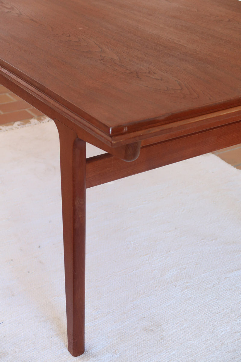 table à manger scandinave en teck massif extensible années 60 avec détails sculptés et rallonges intégrées