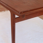 table à manger scandinave en teck massif extensible années 60 avec détails sculptés et rallonges intégrées